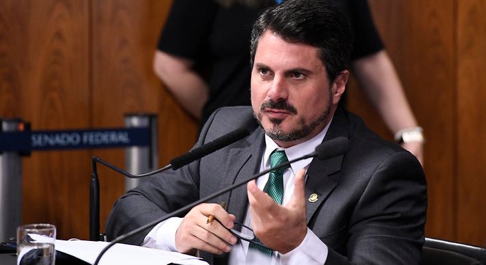 Senador do ES relacionou, sem provas, o ex-deputado a Adélio Bispo, o responsável pelo atentado contra Bolsonaro. Polícia Federal já concluiu que não houve mandante