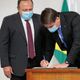 Imagem - Bolsonaro assina MP para viabilizar vacina contra o coronavírus