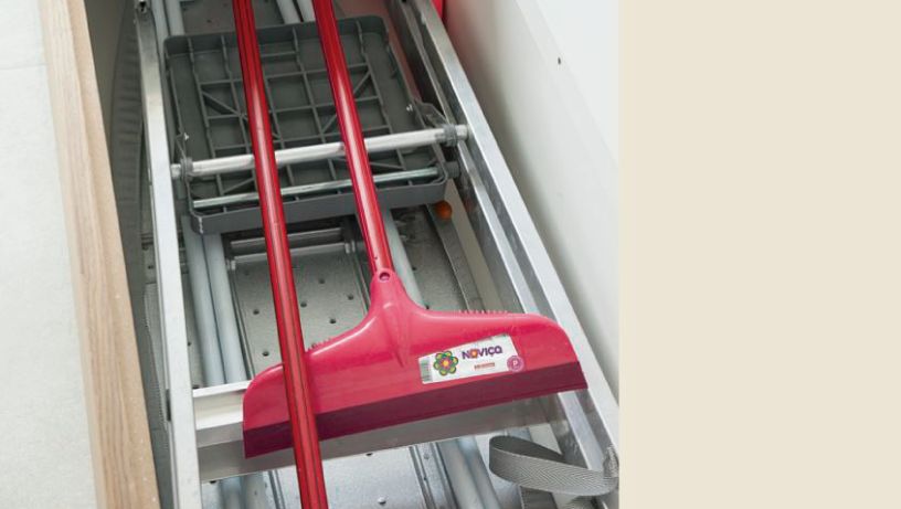 Utensílios domésticos guardados em baú que se transforma em sofá