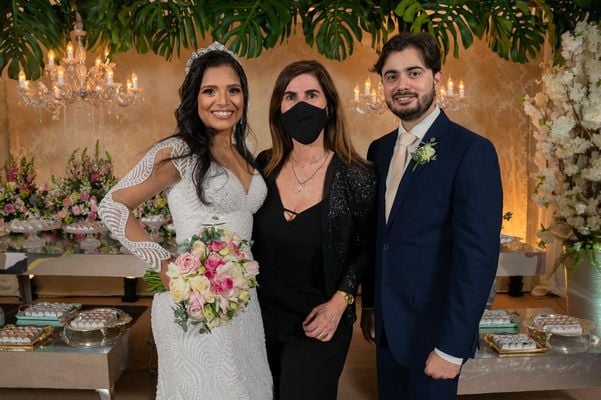 Denise Tomasi, cerimonialista, e casal assessorado