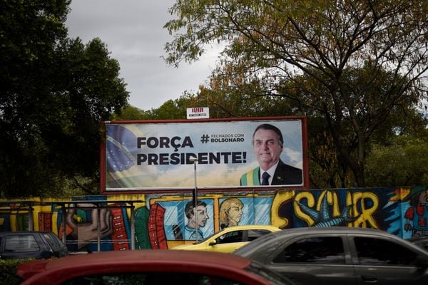 Outdoor a favor do presidente Jair Bolsonaro colocado no clube Álvarez Cabral em Bento Ferreira.