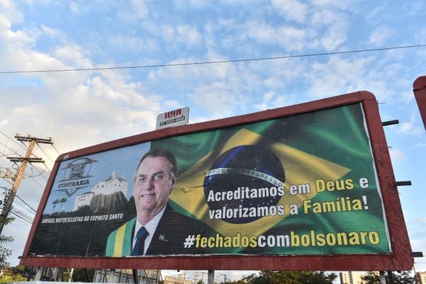 Outdoors com mensagens a favor e contra o Presidente Bolsonaro