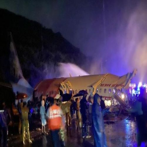 De acordo com relatos da imprensa local, o voo vinha de Dubai e derrapou na pista enquanto aterrissava em Calicute, no Estado de Kerala