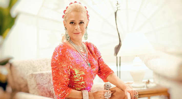 Atriz vive Hebe Camargo na série da Globo e, durante entrevista à Quem, acabou brincando sobre joias da apresentadora e teve que se desculpar