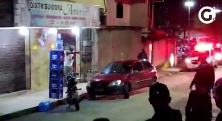 A Polícia Militar e a Guarda Municipal de Viana foram até o local e a negociação para que ele se entregasse durou cerca de 40 minutos. O suspeito de 37 anos foi detido e encaminhado a presídio