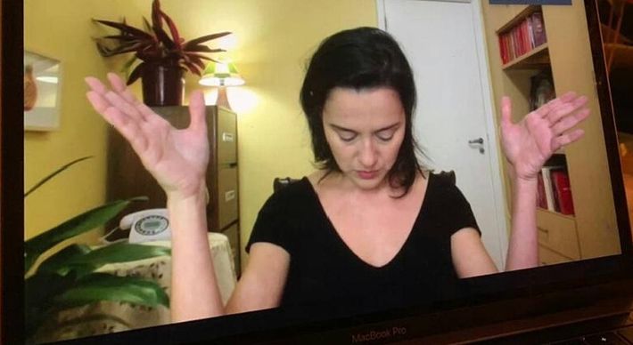 A peça exibida pelo Zoom tem atuação da atriz Karen Coelho e direção de Moacir Chaves; confira a programação