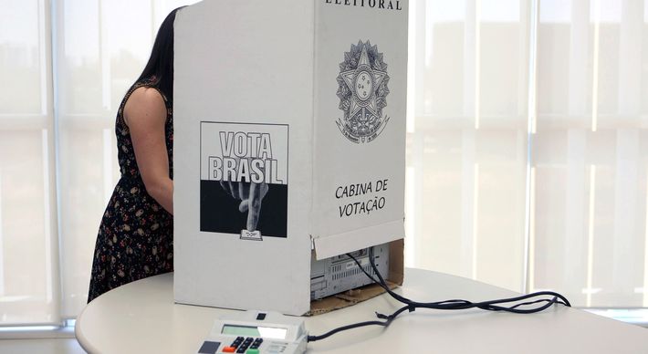 Desde 2018 o Tribunal Superior Eleitoral regulamentou o uso de nome social em título de eleitor para transexuais e travestis