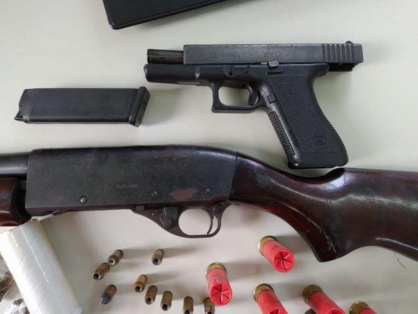 A Polícia Civil prendeu um homem em Guarapari com drogas e armas nesta sexta-feira (7)