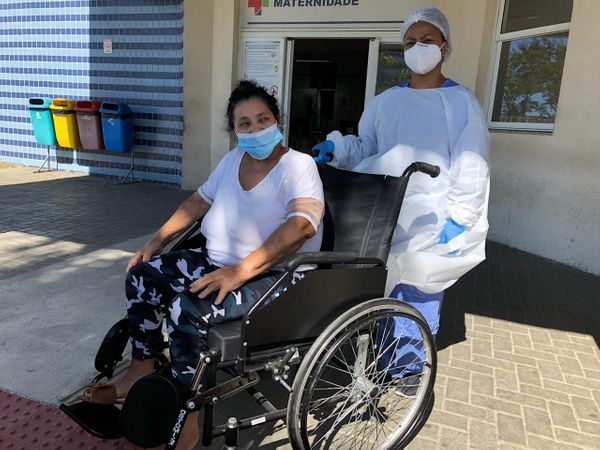 Ana de Souza Nonato deixando o Hospital Dr. Jayme Santos Neves