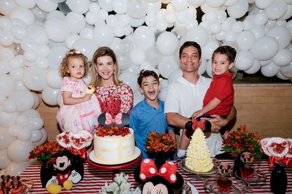 Iracema Neves e André Strauch com os filhos Lucas, Lorenzo e Luisa, a aniversariante