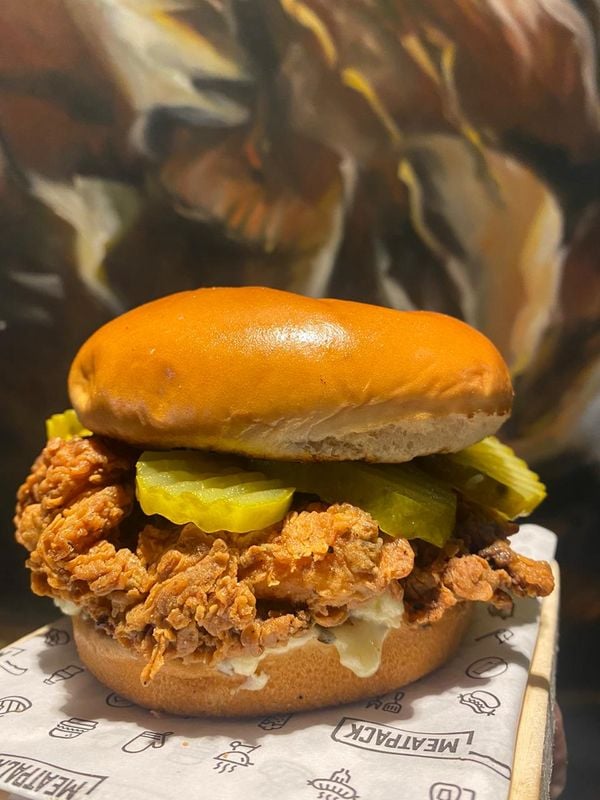 Louisiana Country Burger, sanduíche com frango empanado do Meatpack, na Praia do Canto, Vitória