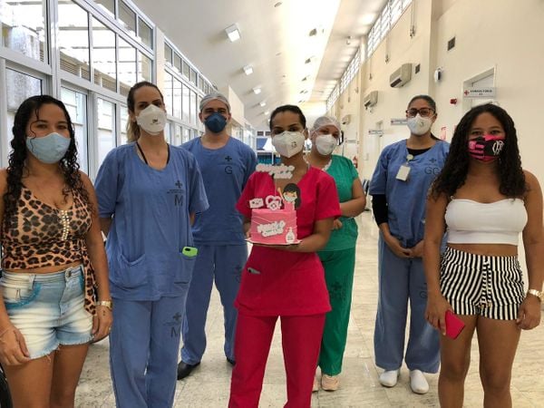 Osana Alvarenga, de short jeans, fez um bolo e levou para os profissionais de saúde do hospital Dr. Jayme Santos Neves
