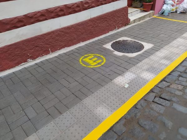Para driblar proibição, faixas de estacionamentos são feitas em calçadas da Rua do Lazer em Santa Teresa