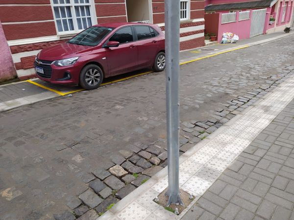 Para driblar proibição, faixas de estacionamentos são feitas em calçadas da Rua do Lazer em Santa Teresa