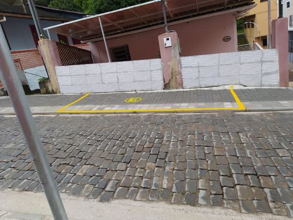 Para driblar proibição, faixas de estacionamentos são feitas em calçadas da Rua do Lazer em Santa Teresa