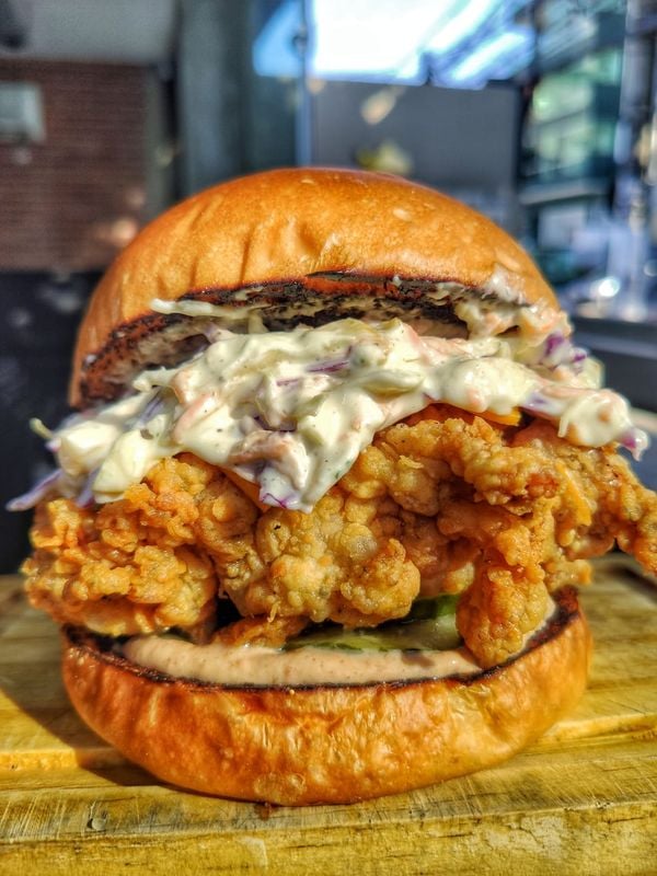 Sanduíche de frango empanado com coleslaw do Urbanos Burgers, em Jardim Camburi, Vitória