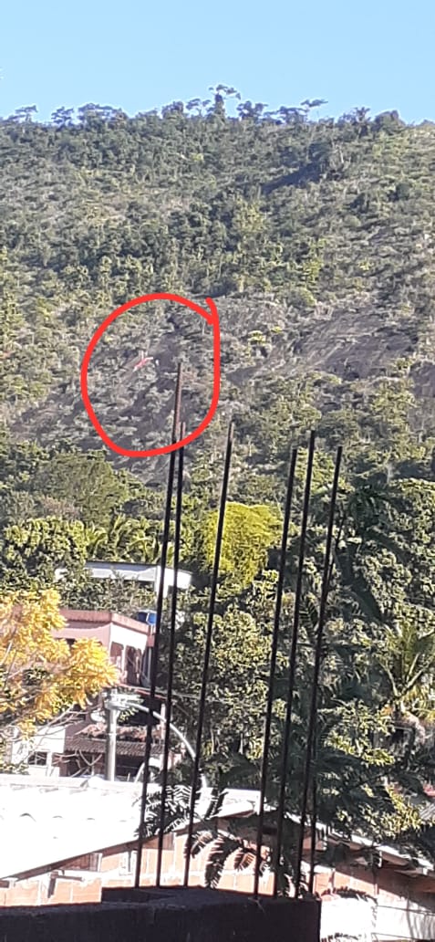 Piloto de parapente faz pouso forçado na Pedra do Urubu, em Viana