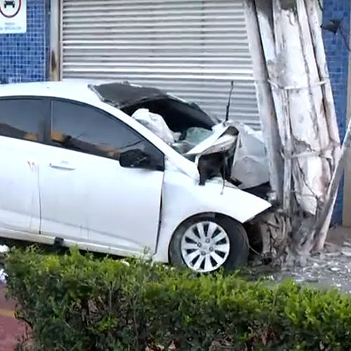 O motorista de 18 anos morreu no local. Outros dois jovens, uma mulher de 22 e um rapaz de 18 anos, também ficaram feridos na batida