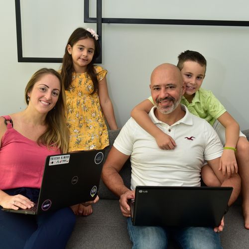Missão dupla: pais voltam ao trabalho sem ter com quem deixar filhos