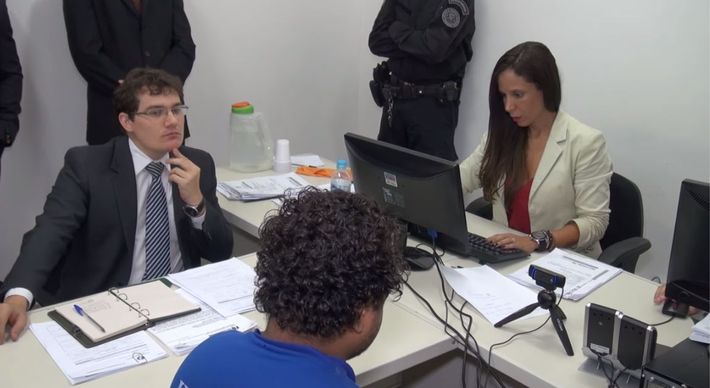 Alteração na legislação feita para impedir que juiz decida, por conta própria, transformar a prisão em flagrante em prisão preventiva, ainda enfrenta divergências em processos criminais e pode gerar anulações