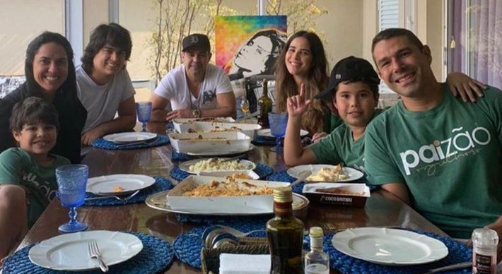 Em outro clique, empresário capixaba ainda surgiu com o sogro, Zezé Di Camargo, de bermudas iguais com os filhos, José Marcus e João Francisco