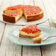 Imagem - Cheesecake de queijo minas com calda de goiabada fica uma delícia!