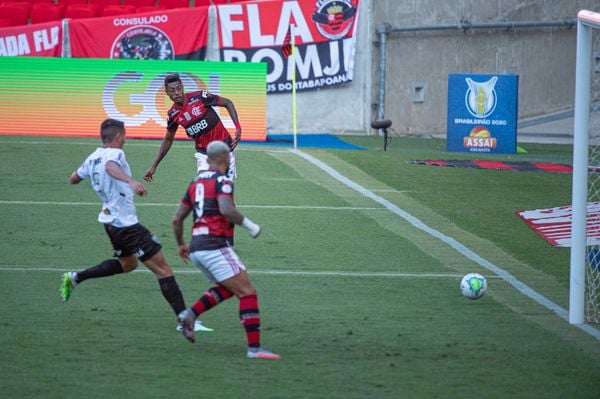 Bruno Henrique teve a chance de abrir o placar para o Flamengo, mas chutou na trave