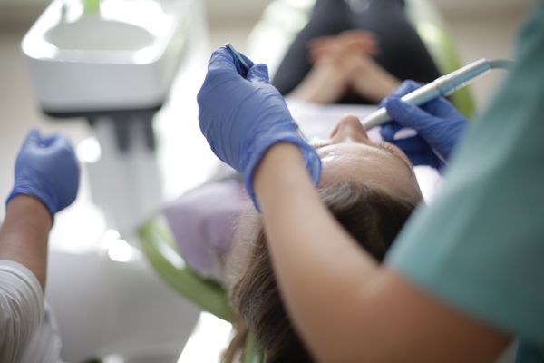 De acordo com especialistas ouvidos pela Folha de S.Paulo, houve um aumento evidente nos casos de dentes quebrados durante a quarentena