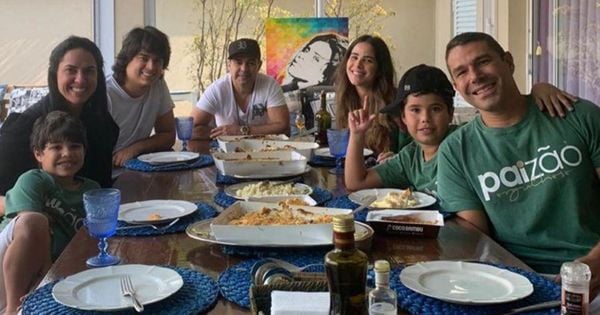 Graciele Lacerda, Zezé Di Camargo, Wanessa Camargo, Marcus Buaiz e herdeiros em almoço de Dia dos Pais, em São Paulo