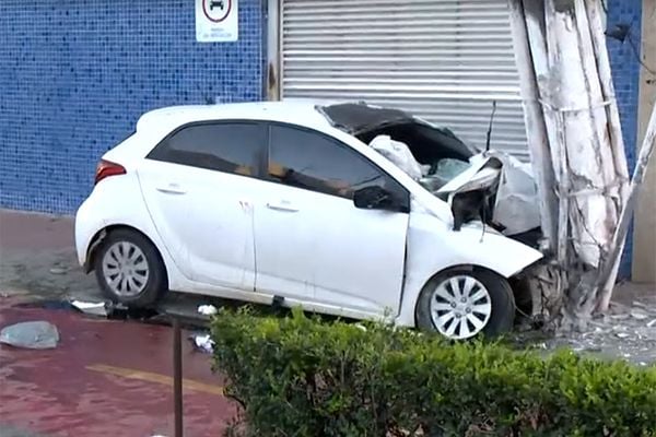 Jovem de 18 anos morreu após bater com carro em poste no Centro de Vila Velha