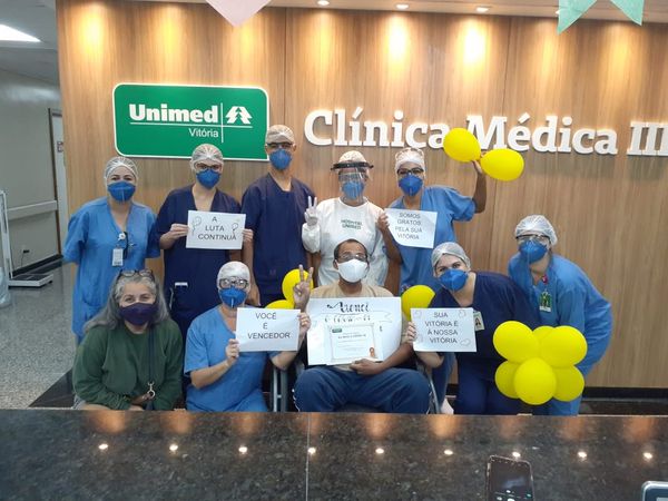 Marcos José Cardoso, curado da Covid-19, com a equipe que o acompanhou no hospital