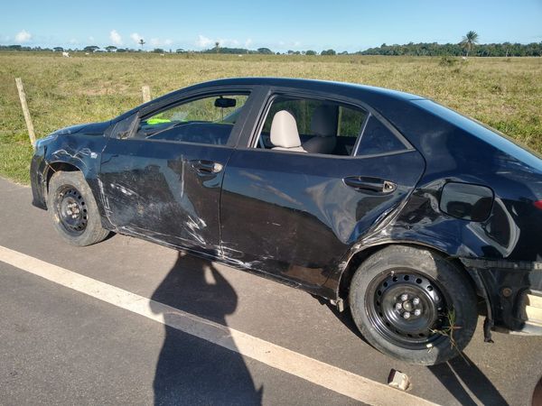Motorista fica ferido após colidir veículo com uma carreta no interior do ES