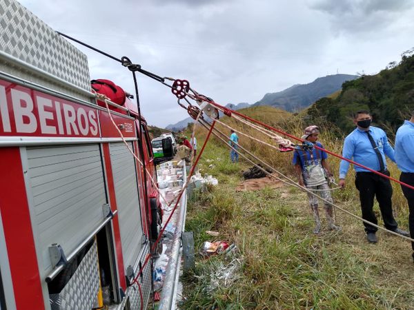 . O veículo capotou em uma ribanceira de 90 metros
