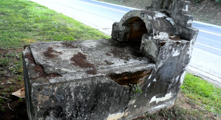 Pelo menos duas sepulturas se destacam à beira da principal rodovia do país no trecho que corta a cidade de Mimoso do Sul, na região Sul do Estado. Lendas locais não recomendam oferecer carona no trecho. Conheça a história