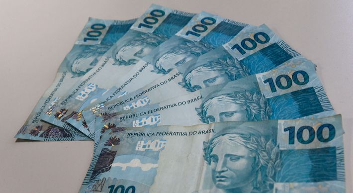 Eles ajudaram os candidatos financeiramente ou com prestação de serviços. Benefício de R$ 600 é para socorrer trabalhadores informais, microempreendedores individuais e desempregados durante a crise provocada pela Covid-19