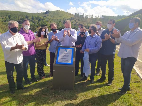 Governador Renato Casagrande, deputados e lideranças participaram de inauguração de obras de pavimentação em Rio Bananal