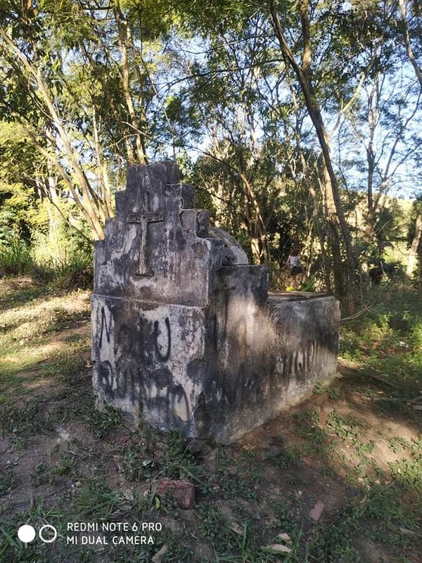 Não há lápide para identificar quem foi enterrado no local, apenas uma cruz na sepultura por Maria Celeste Pascini/Internauta