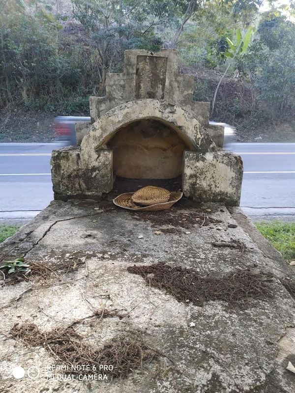 No dia em que Celeste foi até o local, havia um chapéu sobre a sepultura por Maria Celeste Pascini/Internauta