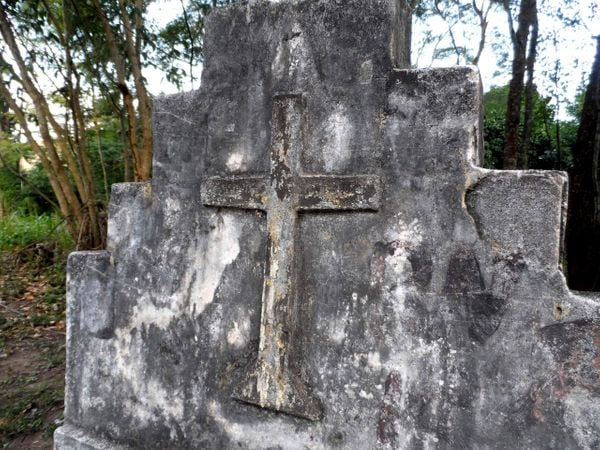 Com mais de um século de existência, a sepultura segue despertando a atenção no trecho da rodovia por Renato Mofati/Historiador 