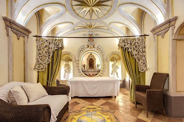 O Palazzo Santa Croce, palácio que pode ser alugado por turistas em Positano, na Itália, e já abrigou Anitta