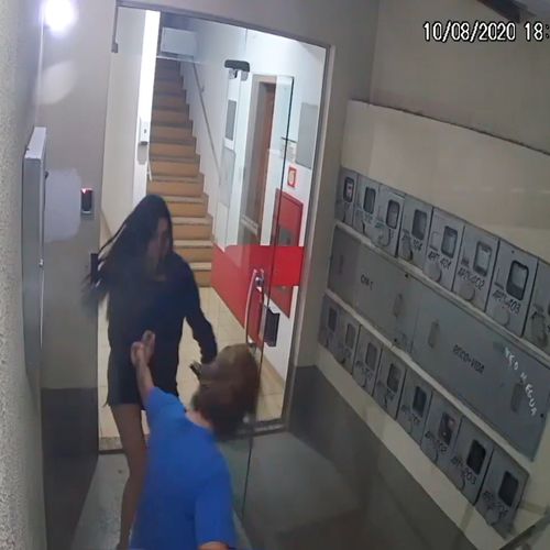 Imagens mostram Katiuscia Silva Mota e a namorada discutindo na segunda-feira (10); pouco depois a modelo aparece com o corpo em chamas