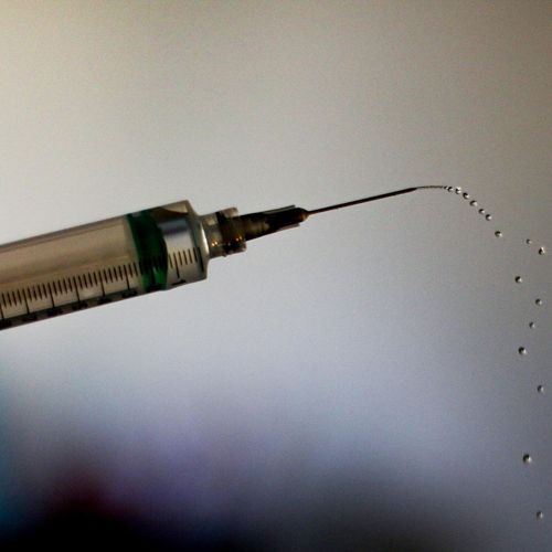 De acordo com a Organização Mundial de Saúde (OMS), há mais de 200 projetos de vacina em diferentes fases de desenvolvimento a redor do mundo. Quatro são testadas no Brasil