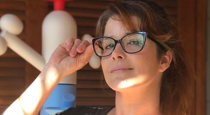 Atriz conta que está num isolamento nível hard e faz compras online, higieniza todos os produtos e se reinventa com as filhas