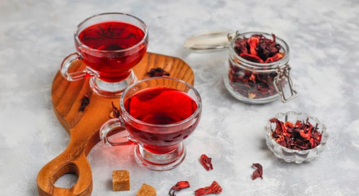 Queridinho das famosas, o chá de hibisco proporciona vários benefícios e pode ser utilizado em receitas
