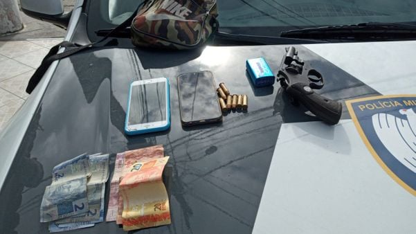Carro roubado cai em valão de Vila Velha