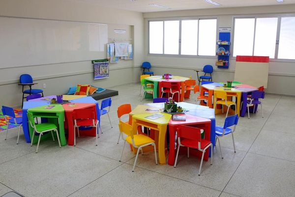 Foto de escola com sala de aula vazia