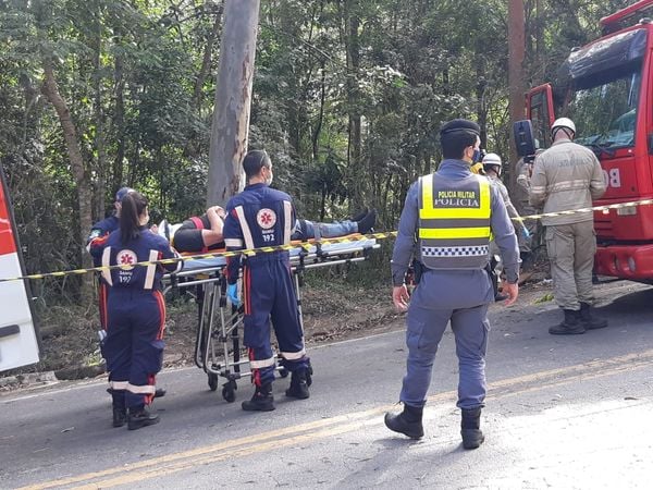 Motorista foi socorrido pelo Samu e Corpo de Bombeiros