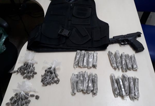 Polícia encontrou drogas e arma com um dos homens que tentou extorquir empresária na Serra