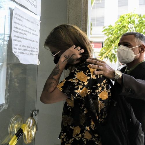 A jovem saiu da Delegacia Especializada de Homicídios e Proteção à Mulher (DHPM) sem falar com a imprensa