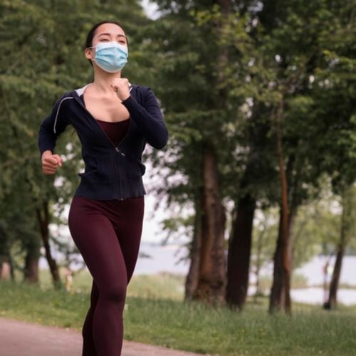 Correr de máscara faz mal? Existe algum tipo de acessório ideal? Educador físico explica que exercícios de ritmo moderado devem priorizados para garantir maior comodidade durante as atividades
